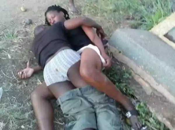 Shocking! Two Drunk S*x Perverts Caught While Trying to Bonk at a Street Corner in Broad Daylight (Photos)